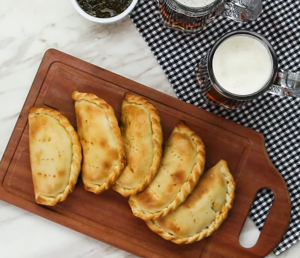 Empanadas doradas y cerveza fría